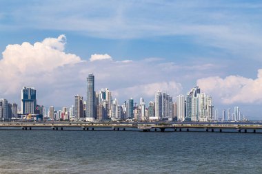 Panama şehrinin güzel ve modern silueti mavi gökyüzünün altında beyaz bulutlarla.