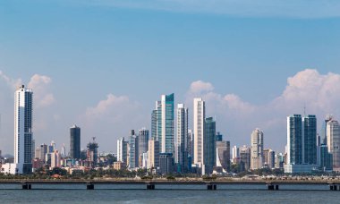 Panama şehrinin güzel ve modern silueti mavi gökyüzünün altında beyaz bulutlarla.