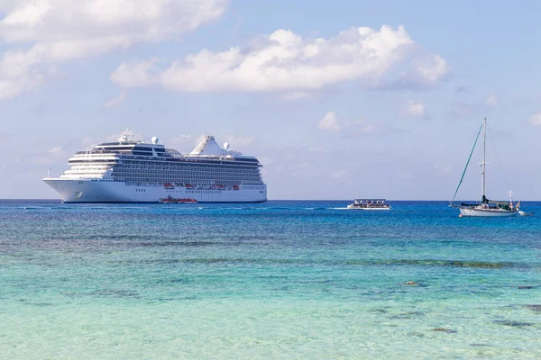 Büyük lüks bir yolcu gemisi, Karayipler 'de, mavi gökyüzü ve arka planda beyaz bulutlar.