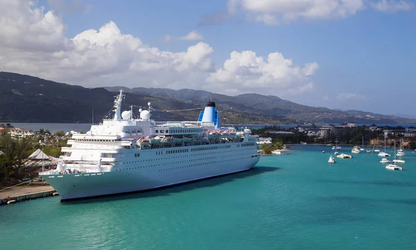 Jamaika limanına giden lüks yolcu gemisi..