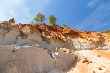 Güzel kırmızı kum tepeciği ve farklı renklerde kum oluşumu.