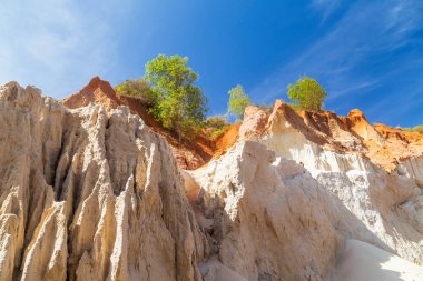 Güzel kırmızı kum tepeciği ve farklı renklerde kum oluşumu.