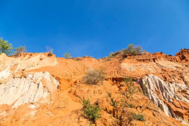 Güzel kırmızı kum tepeciği ve farklı renklerde kum oluşumu.