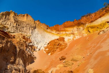 Güzel kırmızı kum tepeciği ve farklı renklerde kum oluşumu.