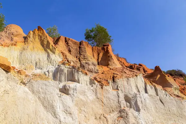 Güzel kırmızı kum tepeciği ve farklı renklerde kum oluşumu.