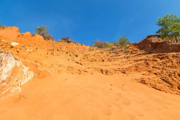 Güzel kırmızı kum tepeciği ve farklı renklerde kum oluşumu.