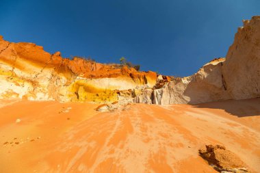 Güzel kırmızı kum tepeciği ve farklı renklerde kum oluşumu.