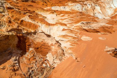 Güzel kırmızı kum tepeciği ve farklı renklerde kum oluşumu.
