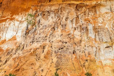 Güzel kırmızı kum tepeciği ve farklı renklerde kum oluşumu.