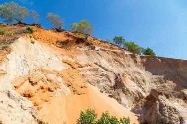 Güzel kırmızı kum tepeciği ve farklı renklerde kum oluşumu.