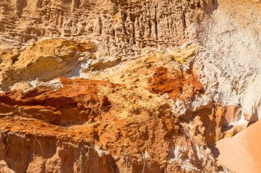 Güzel kırmızı kum tepeciği ve farklı renklerde kum oluşumu.