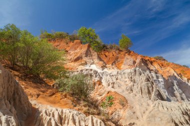 Güzel kırmızı kum tepeciği ve farklı renklerde kum oluşumu.