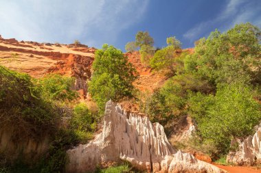 Güzel kırmızı kum tepeciği ve farklı renklerde kum oluşumu.