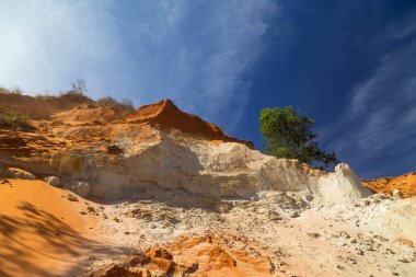 Güzel kırmızı kum tepeciği ve farklı renklerde kum oluşumu.