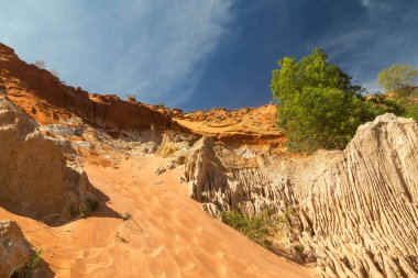 Güzel kırmızı kum tepeciği ve farklı renklerde kum oluşumu.