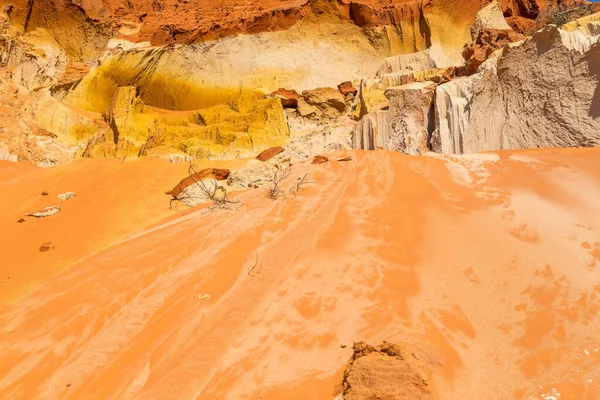 Güzel kırmızı kum tepeciği ve farklı renklerde kum oluşumu.