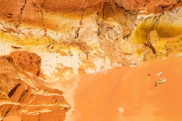 Güzel kırmızı kum tepeciği ve farklı renklerde kum oluşumu.