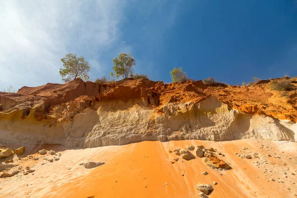 Güzel kırmızı kum tepeciği ve farklı renklerde kum oluşumu.