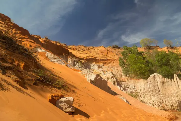 Güzel kırmızı kum tepeciği ve farklı renklerde kum oluşumu.