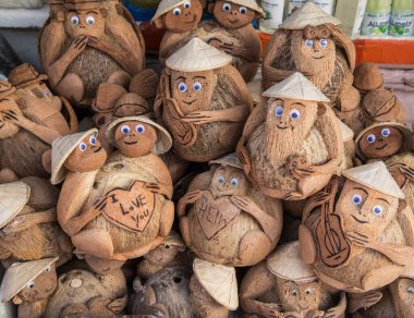 Yerel hediyelik eşya pazarında sergilenen el yapımı hindistan cevizi kabuğu heykelcikleri.