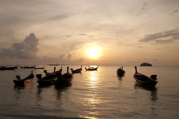 Borrosa de silueta Barco de cola larga tradicional en el mar a la luz del atardecer — Foto de Stock