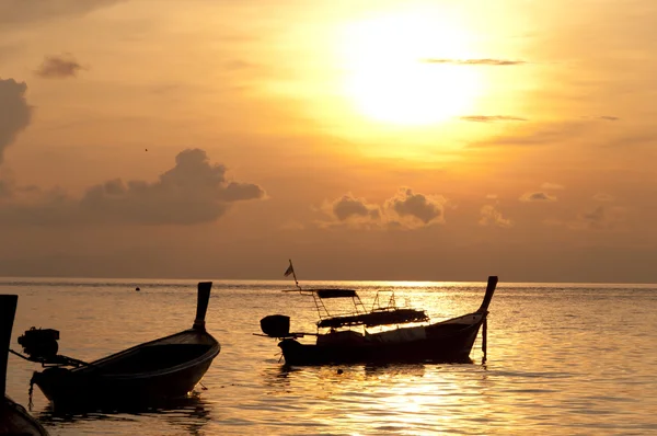 Borrosa de silueta Barco de cola larga tradicional en el mar a la luz del atardecer — Foto de Stock