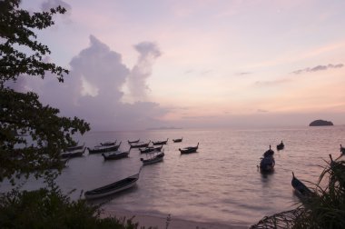 silueti su denizde teknede geleneksel longtail bulanık