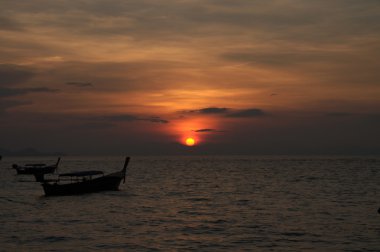 silueti su denizde teknede geleneksel longtail bulanık
