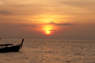 silueti su denizde teknede geleneksel longtail bulanık