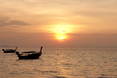 silueti su denizde teknede geleneksel longtail bulanık