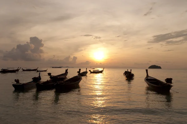 Borrosa de silueta Barco de cola larga tradicional en el mar en su — Foto de Stock