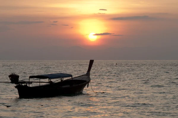 Verschwommene Silhouette traditionelles Langschwanzboot auf dem Meer bei su — Stockfoto