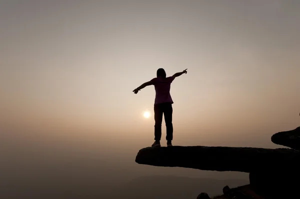 gün batımında, seçime bağlı üst Dağı'nda kadın başarı silüeti