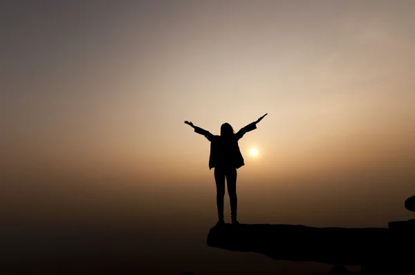 Sziluettjét nő sikeres napnyugtakor, szelektív felső hegyen — Stock Fotó
