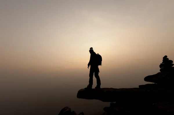 Silueta del éxito de la mujer en la cima de la montaña al atardecer, selectiva —  Fotos de Stock