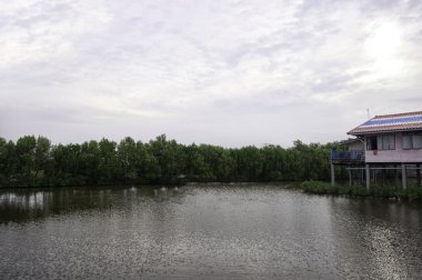 Eski waterfront ev mavi gökyüzü, seçici odak ile