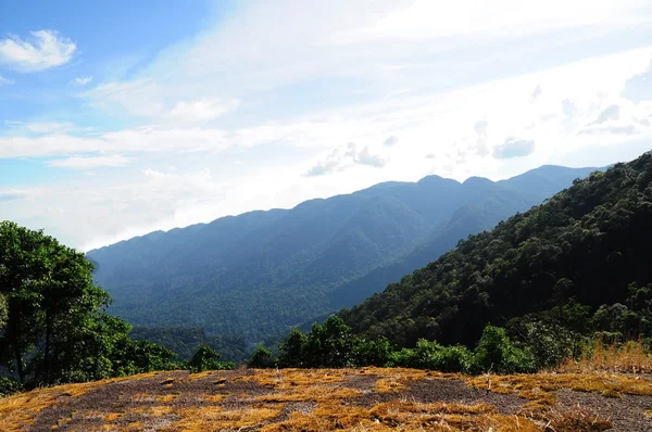 Vista de montanha e nuvem, turva — Fotografia de Stock