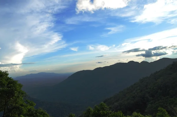 Vista de montanha e nuvem, turva — Fotografia de Stock