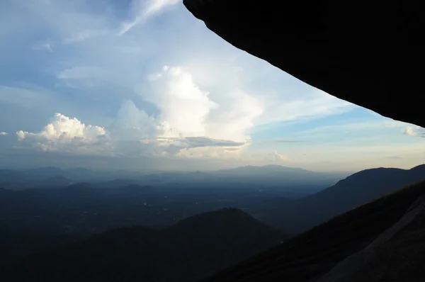 山と雲、観はぼやけています。 — ストック写真