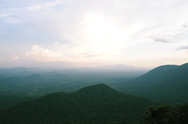 Vista de la montaña y la nube, borrosa —  Fotos de Stock