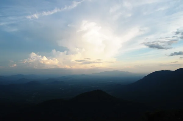 山と雲、観はぼやけています。 — ストック写真