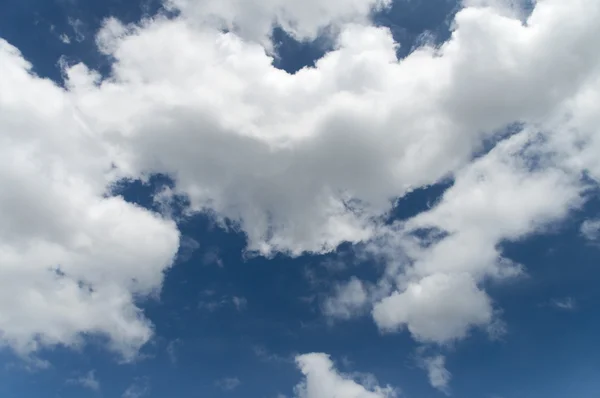 Schöner blauer Himmel mit Wolken, verschwommen — Stockfoto