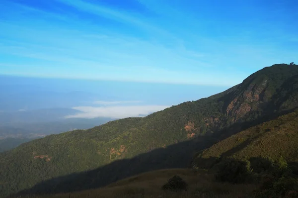 Vista de la montaña y la nube, borrosa —  Fotos de Stock