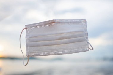 Covid 19 sırasında kullanılan maske gökyüzüne fırlatıldı. konu yakıldı.