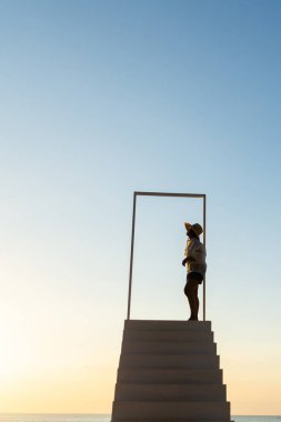 Turist silueti Patong Sahili 'nde, Phuket' te akşam ışığında durmaktadır. konu bulanık, düşük tuş ve gürültü.