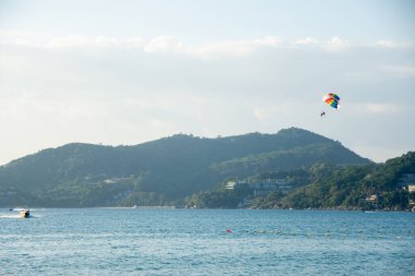 Patong Sahili, Phuket, Tayland 'da güzel mavi gökyüzü arka planına sahip deniz aşırı parasailing. yumuşak socus.
