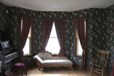 Piyano ve güzel güneş ışığı bir odanın perdelerinden hoş huysuz bir şekilde yayılıyor..