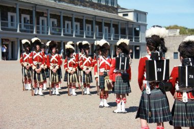 Fort George Citadel Hill Ulusal Tarihi Bölgesi 'nde askerler toplanıyor.