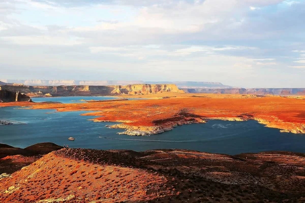 Powell Gölü büyüktür ve iki eyalet boyunca uzanır, bu yüzden burada iki liman vardır: Kuzey Bullfrog Marina ve Güney Wahweap Marina. engebeli kıyı şeridi, kırmızı kayalık bir sahilin arka planında mavi su, göl çok çekici görünüyor.