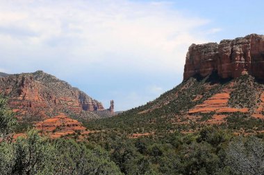 Sedona 'nın ünlü Red Rocks' u Sedona Arizonahe 'nin Panorama' sı Colorado Platosu 'nda 1371 m yüksekliğiyle Kuzey Arizona' nın en güzel doğal yerlerinden biridir. Sedona Kanyonu bölümleri her biri farklı jeolojik katmandan dokuz kaya katmanı ortaya çıkardı.